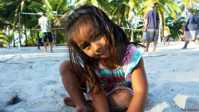 Permainan bola voli sehari-hari sering menarik penonton. 