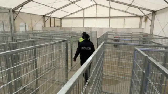 مخيم خاو لتسجيل اللاجئين على الحدود بين النمسا وسلوفينيا