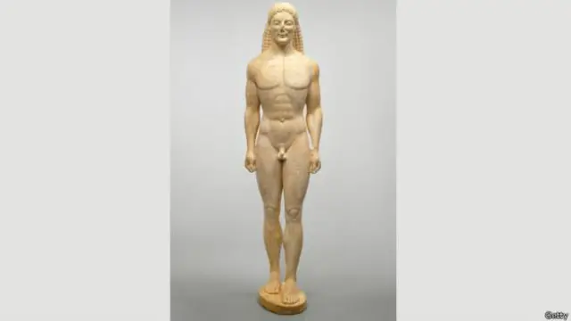 洛杉矶的盖蒂博物馆所藏一座希腊时代青年雕像，被断代为“公元前530年前后或是现代赝品”。