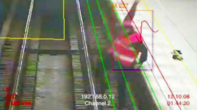 Камера понимает, что объект М-227 прыгает на рельсы, и поднимает тревогу