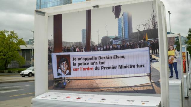 Cenevre'de sergilenen fotoğraftaki pankartta "Benim adım Berkin Elvan, polis beni Türk Başbakan'ın emriyle öldürdü" yazıyor. Fotoğraf: DIHA