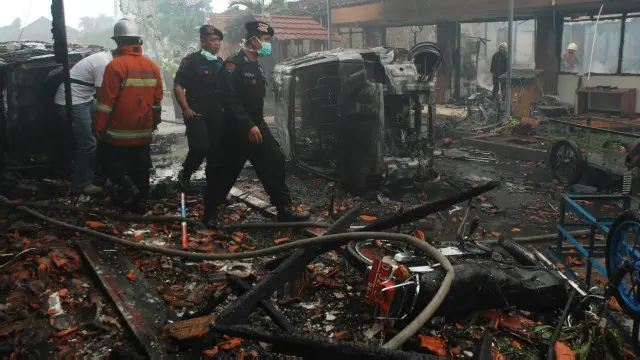 Keterangan resmi kepolisian menyebutkan, kerusuhan dilatari kemarahan napi terhadap kematian seorang napi di sel khusus.
