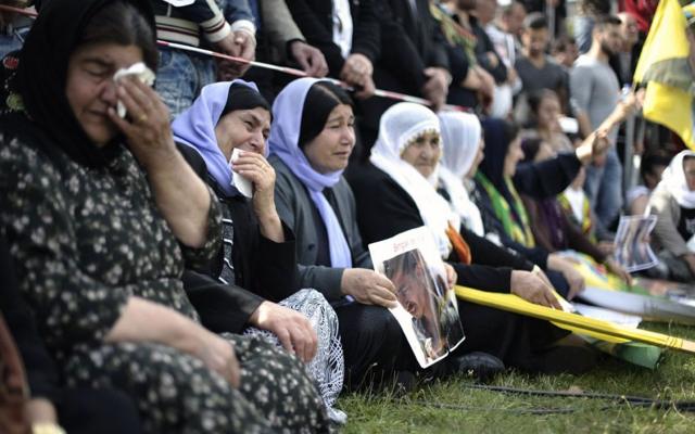 نساء ايزيديات ينظمن مظاهرة في المانيا للتعبير عن تضامنهم مع أقارب وذويهم الذين استهدفهم تنظيم الدولة