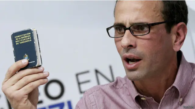 زعيم المعارضة كابريليس يلوح بنسخة من الدستور الفنزويلي