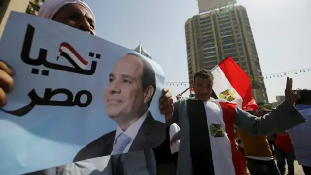 صدر سیسی کے حامی بھی پیر کو ان کے حق میں مظاہرے کرتے رہے