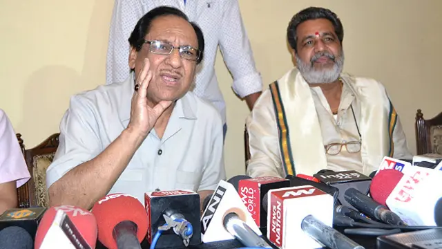 वाराणसी में पत्रकारों से बातचीत करते गुलाम अली.