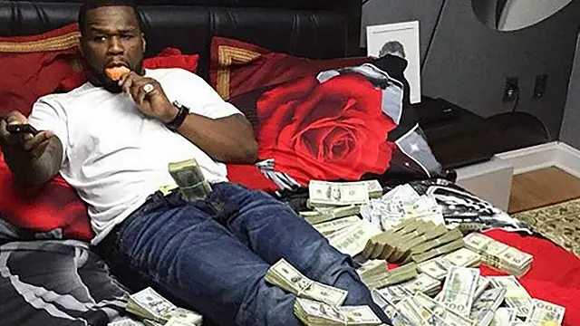 50 Cent đăng những tấm hình có đầy tiền bạc hoặc đồ đắt tiền xung quanh mình