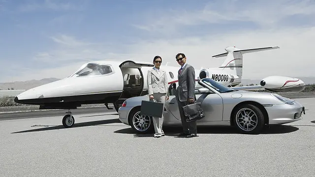 Приватний літак і кабріолет 