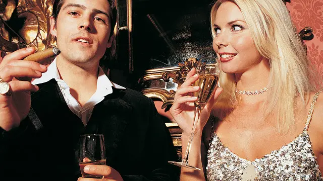 Пара п'є шампанське