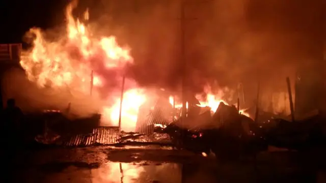 बिहार के सारण ज़िले में लगी आग.