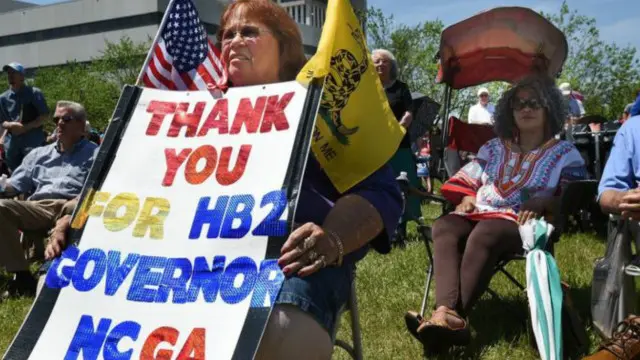 عض المتظاهرين حثوا نواب البرلمان بعدم الطعن على القانون