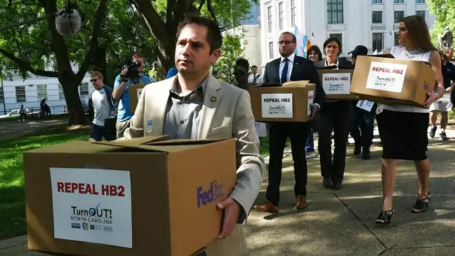 مدافعون عن حقوق المثليين سلموا مئات التوقيعات المطالبة بالطعن على القانون إلى حاكم الولاية