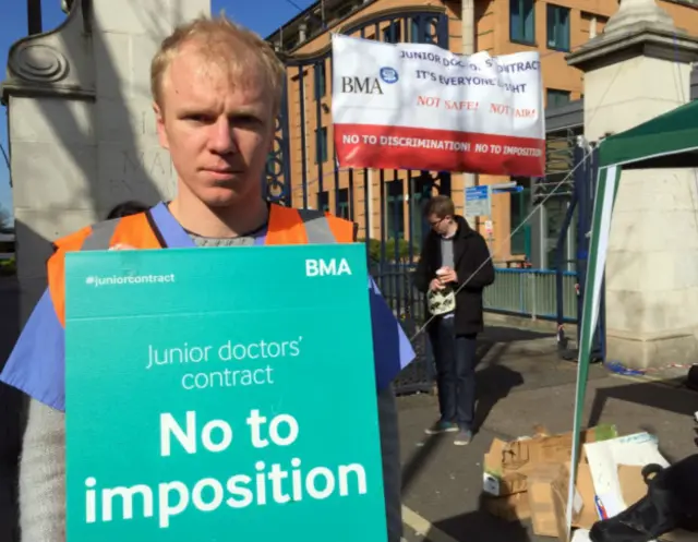 Участник забастовки врачей-ассистентов