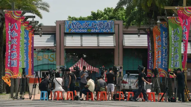 媒體記者在新北八仙樂園外守候(28/6/2015)