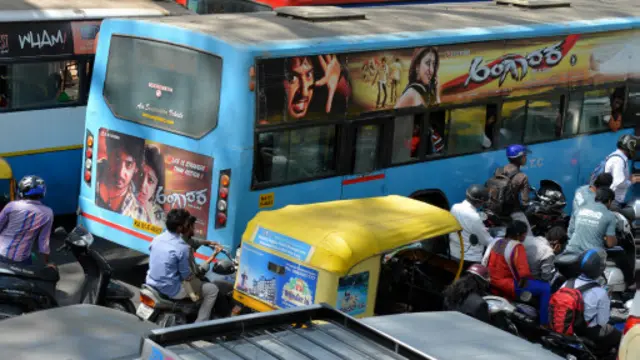 黛博拉·曼祖裏一家人得到的建議是聘請一名司機，而不要親自在班加羅爾開車，因為這對不熟悉路況的人來說是一件很危險的事情