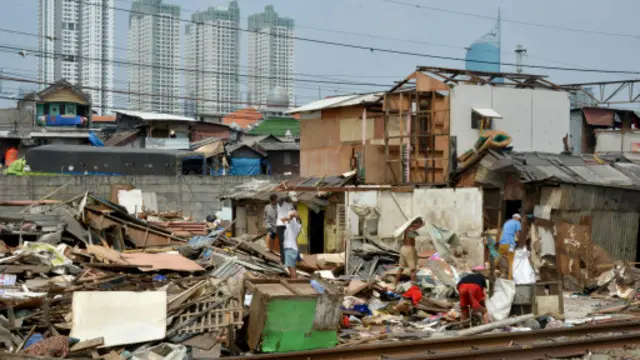 對於在危險地區工作的人來說，安全住所是提供給他們的眾多福利中的一項。