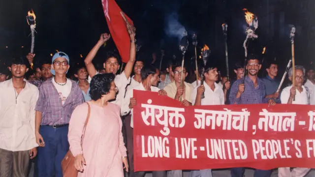 सशस्त्र विद्रोह घोषणा गर्नुअघि नेकपा माओवादी संयुक्त जनमोर्चा नेपालको तर्फबाट २०४८ सालमा निर्वाचित संसदमा सहभागि थियो।