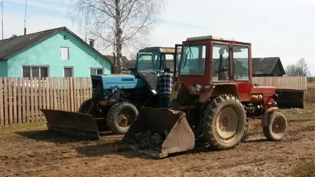 Тракторы в деревне