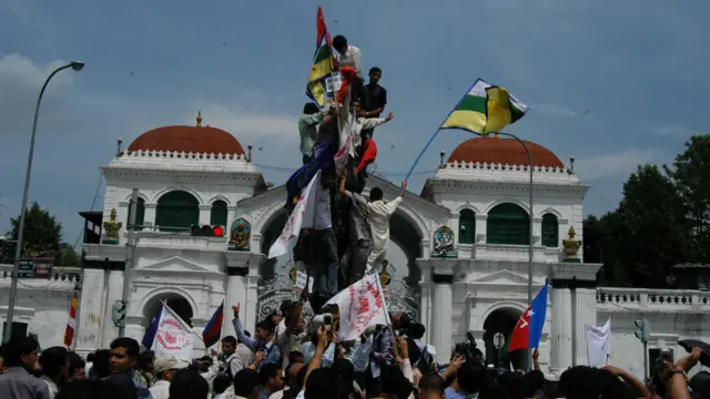दोश्रो जनआन्दोलनको सफलतापछि, राष्ट्र एकीकरण गरेका तत्कालीन राष्ट्रपिता पृथ्वीनारायण शाहका शालिक समेत आक्रमणमा परेको थियो।
