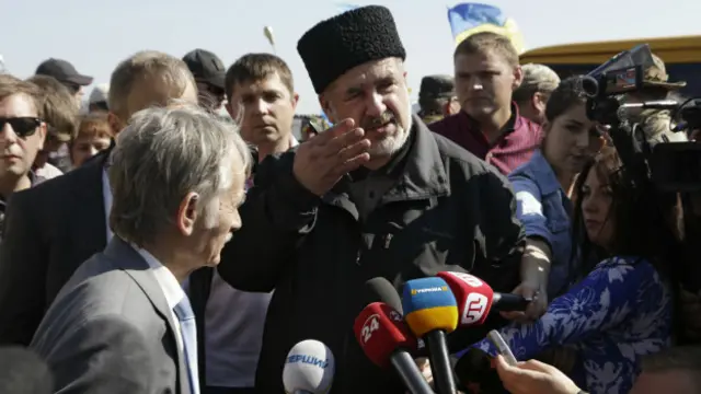 Refat Çebarova (mərkəzdə) Rusiyaya daxil olmaq qadağan edilib. 