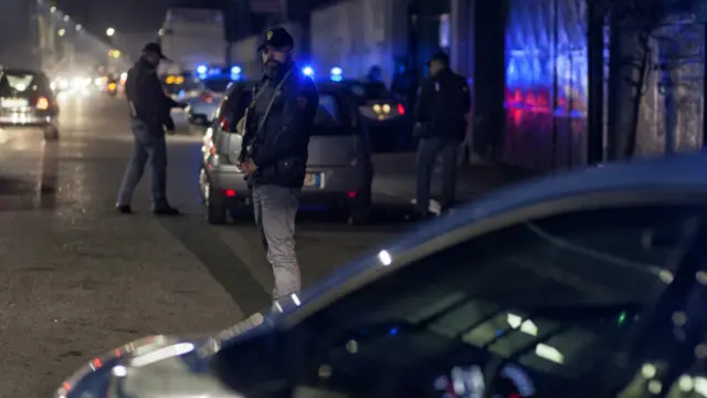 Oficiales de la Polizia di Stato en Milán. Foto: Nanni Fontana para Internazionale