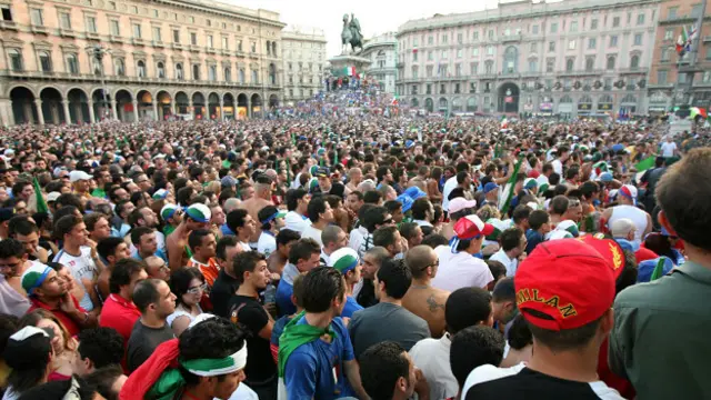 Tifosi viendo la final del Mundial Alemania 2006 en Milán