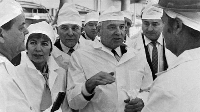 苏联领导人戈尔巴乔夫和妻子在切尔诺贝利核电站事故发生3年后首次视察事故发生地。但这一事故早已动摇了人们对他改革苏联体制的信心。