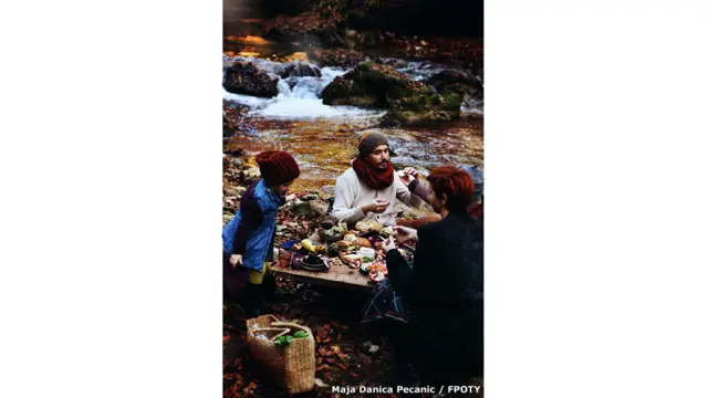 پیکنک کی کیٹگری میں تصویر کروشیا کے فوٹوگرافر نے بھیجی ہے۔دریا کے کنارہ ٹوپی پہنے جوڑا پکنک مناتے ہوئے۔