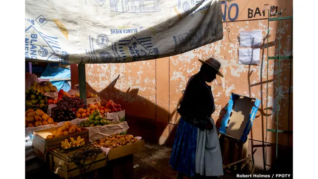 مارک اینڈ سپینسر فوڈ ایڈونچر کیٹگری میں انعام پانے والی تصویر میں پھلوں کی منڈی کا منظر اورایک خاتون۔ 