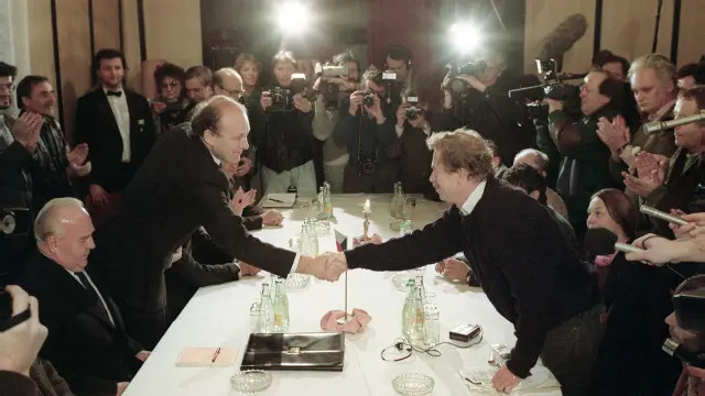 1989-cu il, 26 noyabr. Çexoslovakiyada müxalif Vətəndaş Forumunun aparıcı üzvü olan Vaclav Havel (sağda) Şiddətə Qarşı vətəndaş hərəkatından Marian Calfa ilə əl sıxışır