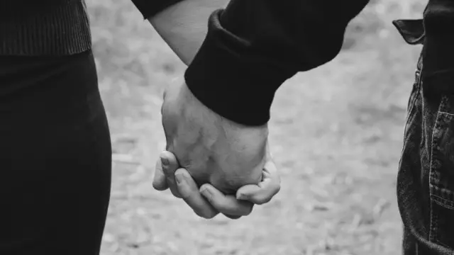 Las parejas asexuales sí pueden ser románticas.