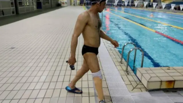 الحسين يعتمد على ساق اصطناعية في العمل بمقهى وممارسة السباحة وكرة السلة من على كرسي متحرك