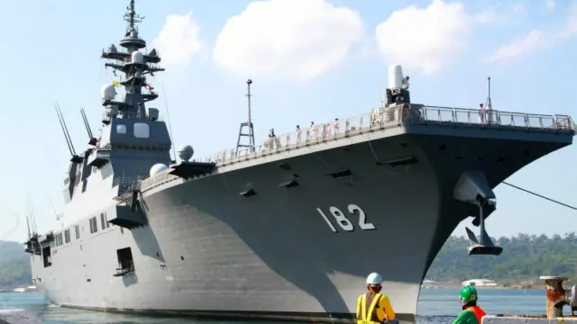 「伊勢」號標凖排水量13950噸、全長197米，採用的全船前後貫通式甲板使其外觀猶似航母。