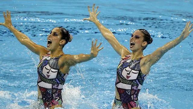 Lara Teixeira (à esq.) fará parte do time que representará o Brasil no nado sincronizado