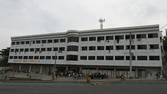 Hotel abandonado ocupado por cubanos en Panamá