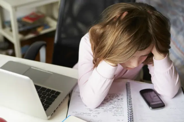 Una niña preocupada
