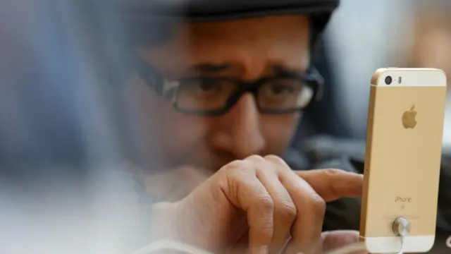 Un usuario prueba un iPhone