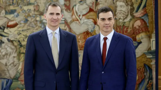 El rey Felipe, junto al representante del PSEO, Pedro Sánchez.