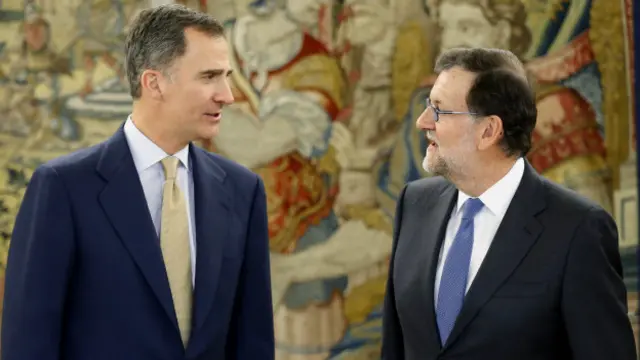 El rey Felipe de España, junto al líder del Partido Popular, Mariano Rajoy, en el Palacio de la Zarzuela, Madrid.