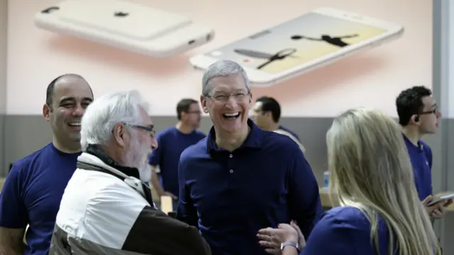 苹果总裁库克（中）巡视加州帕罗奥多一家苹果专卖店（31/3/2016）