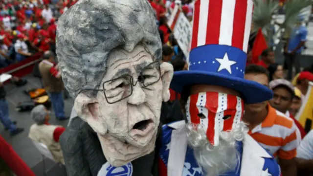 تظاهرات طرفداران دولت با پرچم آمریکا و عروسک رئیس مجلس - دولت ونزوئلا سرمایه داران و آمریکا را مسئول وخامت اوضاع کشور معرفی می‌کند