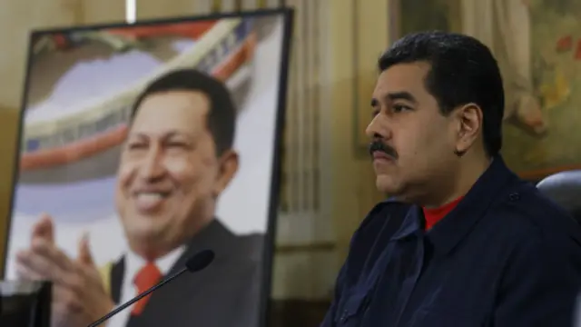 مادورو و تصویر چاوز - مخالفان دولت سوء مدیریت اقتصادی در چهارده سال گذشته را مقصر دانسته‌اند
