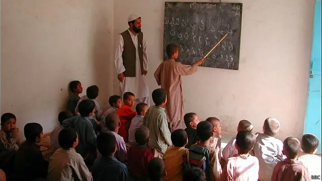 بې وزلي، د درسې کتابونو او مسلکي ښوونکو نشتوالی بيا نورې هغه ستونزې دي چې د افغان زده کوونکو د تعليم بهير ورسره ټکنی شوی دی.