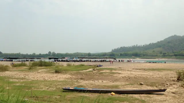 Trước đây, về mùa khô, khu vực này luôn đông khách du lịch với những chòi tạm lãng mạn cất trên mực nước hiền hòa. Giờ thì mọi căn lều đều có thể bị phá hủy chỉ vì nước đổ về chớp mắt