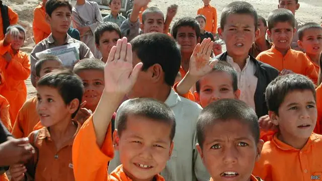 د خیبر پښتونخوا په مرکزي ښار پېښور کې د افغان ښونځیو مشر امان الله نصرت بي بي سي ته وويل، زیاتره زده کوونکي د خپل مکتب خرڅ پوره کولو لپاره په بازارنو کې توکي خرڅوي.