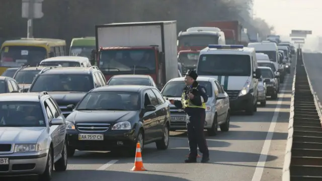 Експерти радять виводити транспорт з міста - будувати на околицях паркінги, торгові центри і офіси