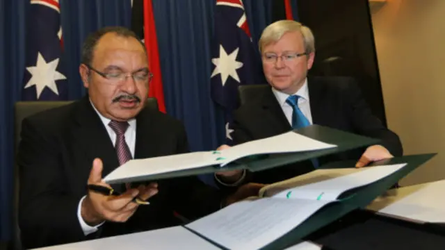 اونیل (چپ) قرارداد ایجاد اردوگاه پناهجویان را با نخست وزیر استرالیا امضا کرد