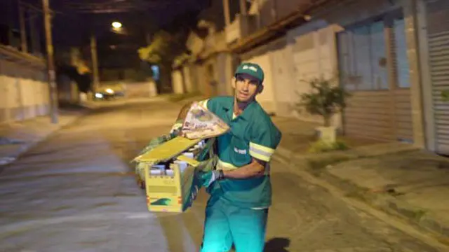 No trabalho, Ivanildo 'corre' cercaroletas para ganhar dinheiro10 km diários 