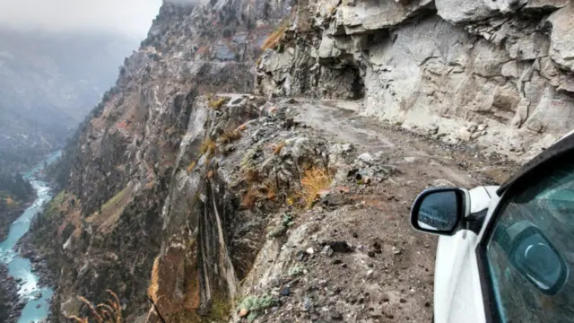 Đường Pangi đi qua Kishtwar chạy qua hai huyện hẻo lánh là Jammu và Kashmir, nối lên thung lũng thần thoại Pangi nằm ẩn giữa rặng Pir Panjal và rặng Zanskar ở Đông Himalaya, rồi nối ra thế giới bên ngoài khi tuyến đi thông thường (đi qua Saach Pass) bị chặn do tuyết đổ. một trong những con đường nghẹt thở nhất, cũng là nguy hiểm nhất của Ấn Độ. Suốt dọc con đường, các vách đá dựng đứng cao vút lên từ các đỉnh núi rồi dốc xuôi xuống hàng trăm mét cho tới bờ sông Chenab.