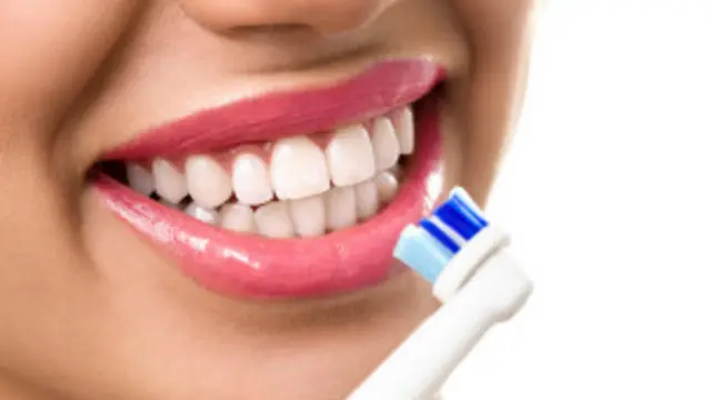 En importante cepillar la lengua porque absorbe todas las bacterias.